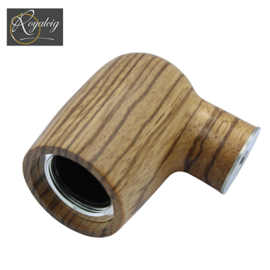 Zoom in on the zebrano wood of the BILLIARD e-pipe
