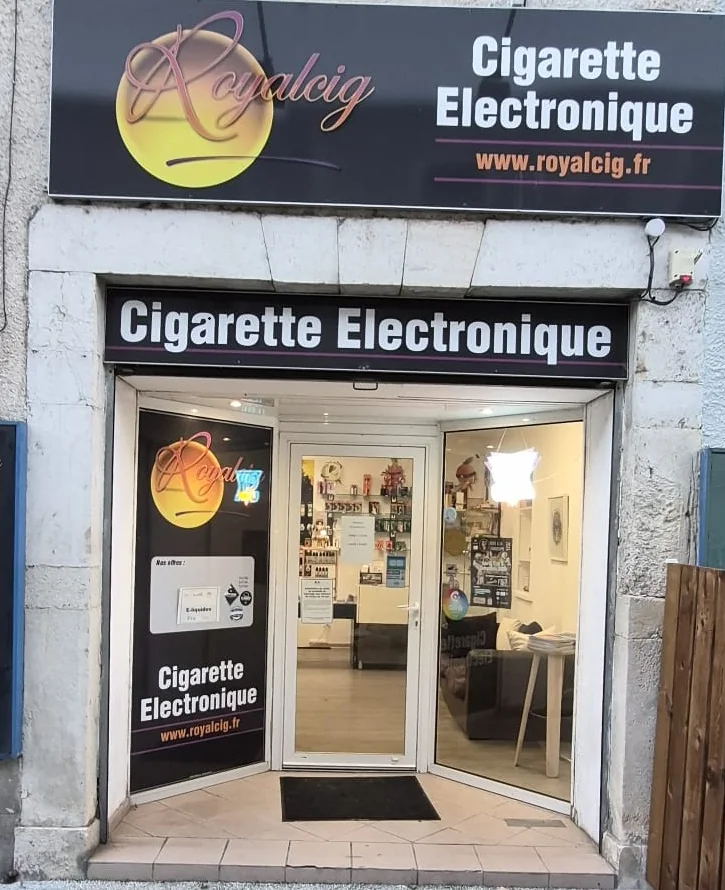 Façade du magasin RoyalCig Nay au 7 rue Maréchal Joffre, 64800 Nay