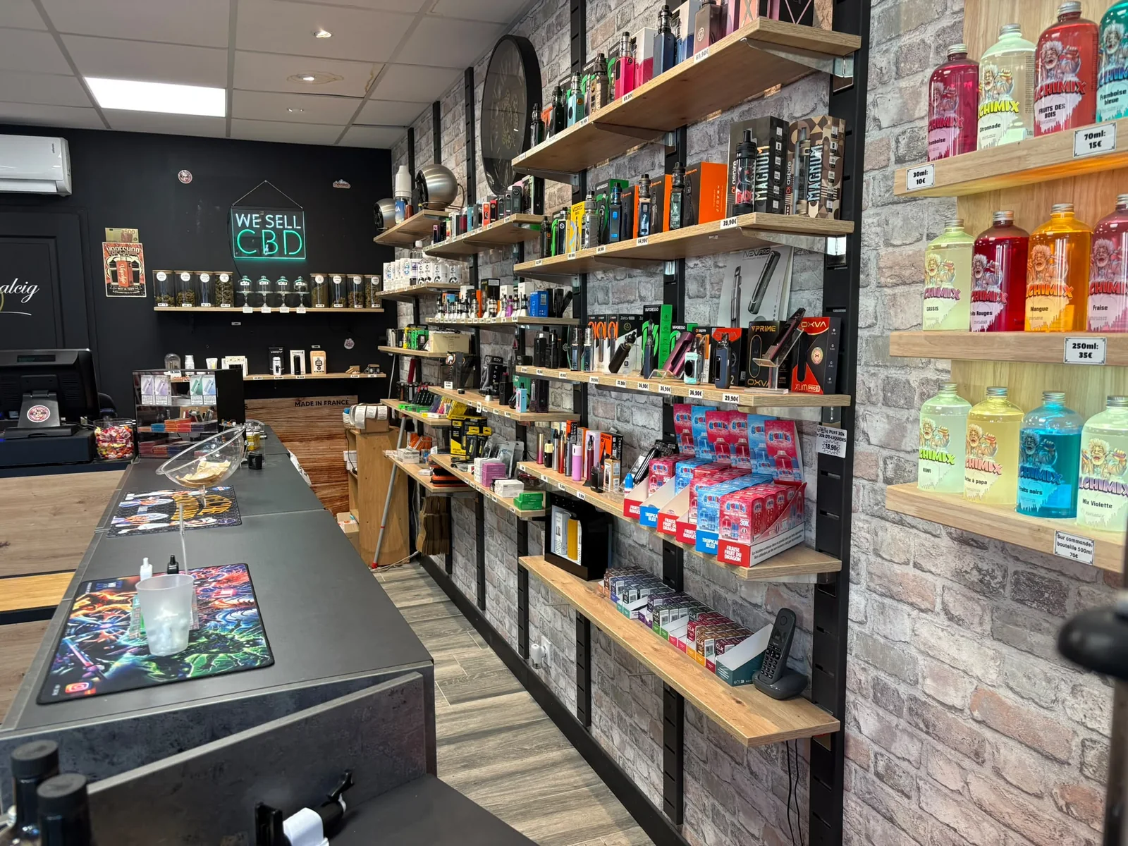 Intérieur de la boutique RoyalCig Pau avec cigarettes électroniques, e-liquides et accessoires