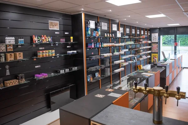 Intérieur de la boutique RoyalCig à Idron